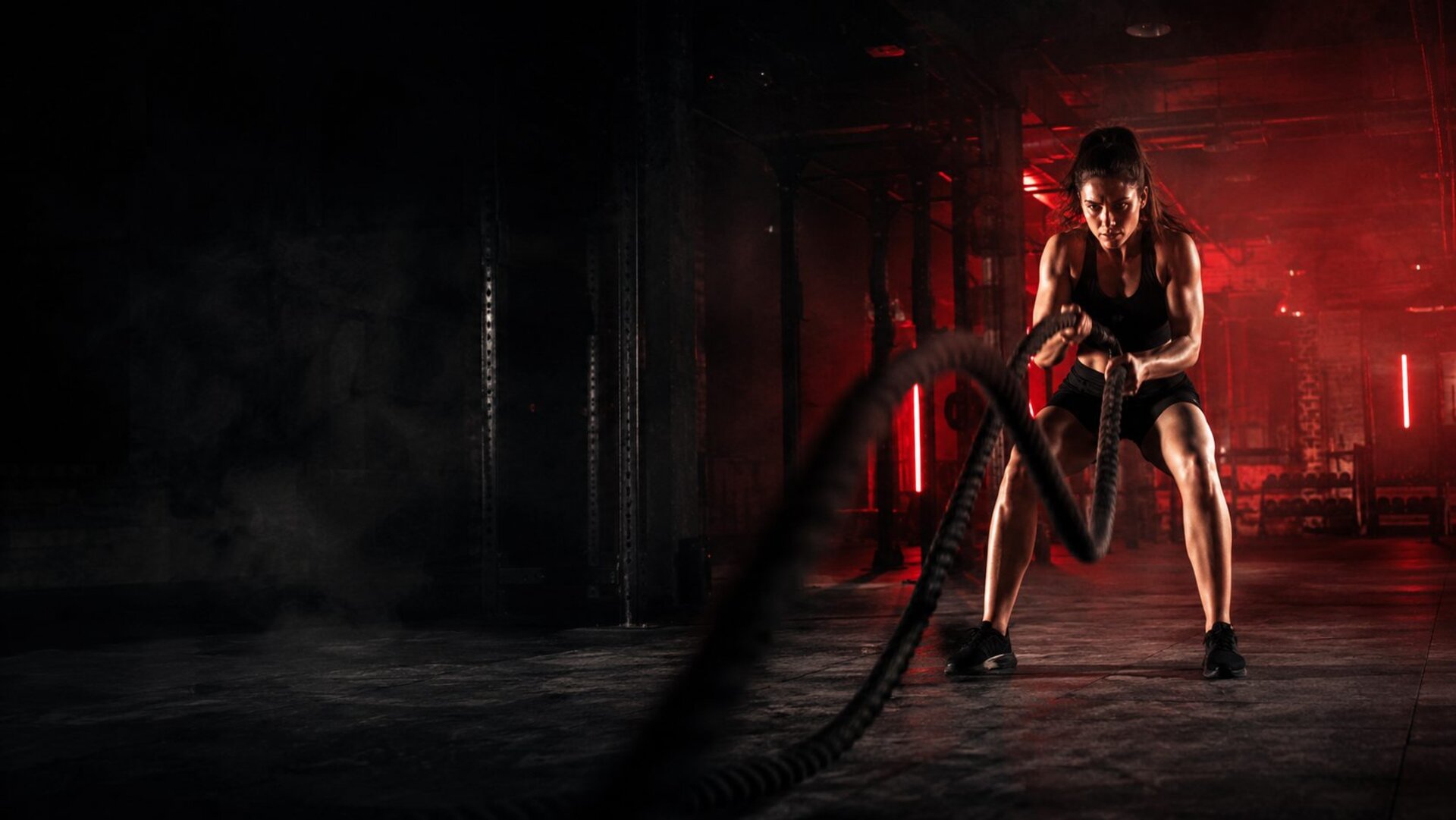 Athletin mit Battle Ropes im MyFitness Ansbach